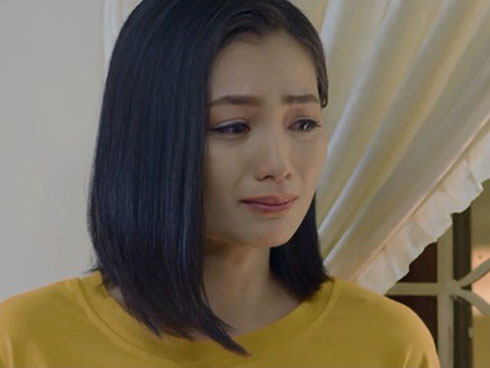 Hoa hồng trên ngực trái: Xót xa cảnh Khuê ôm con rời nhà Thái còn suýt bị ô tô đâm sau ly hôn-8