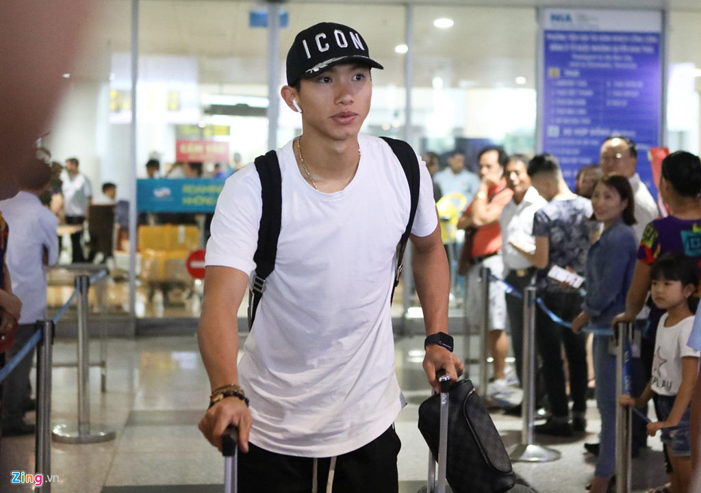 Văn Hậu tươi cười trở về Hà Nội, sẵn sàng đối đầu Malaysia-1