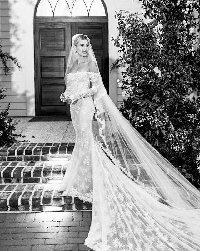 Mãn nhãn trước bộ váy cưới đẹp lộng lẫy cùng nhẫn kim cương siêu khủng của vợ Justin Bieber - Hailey Baldwin-1