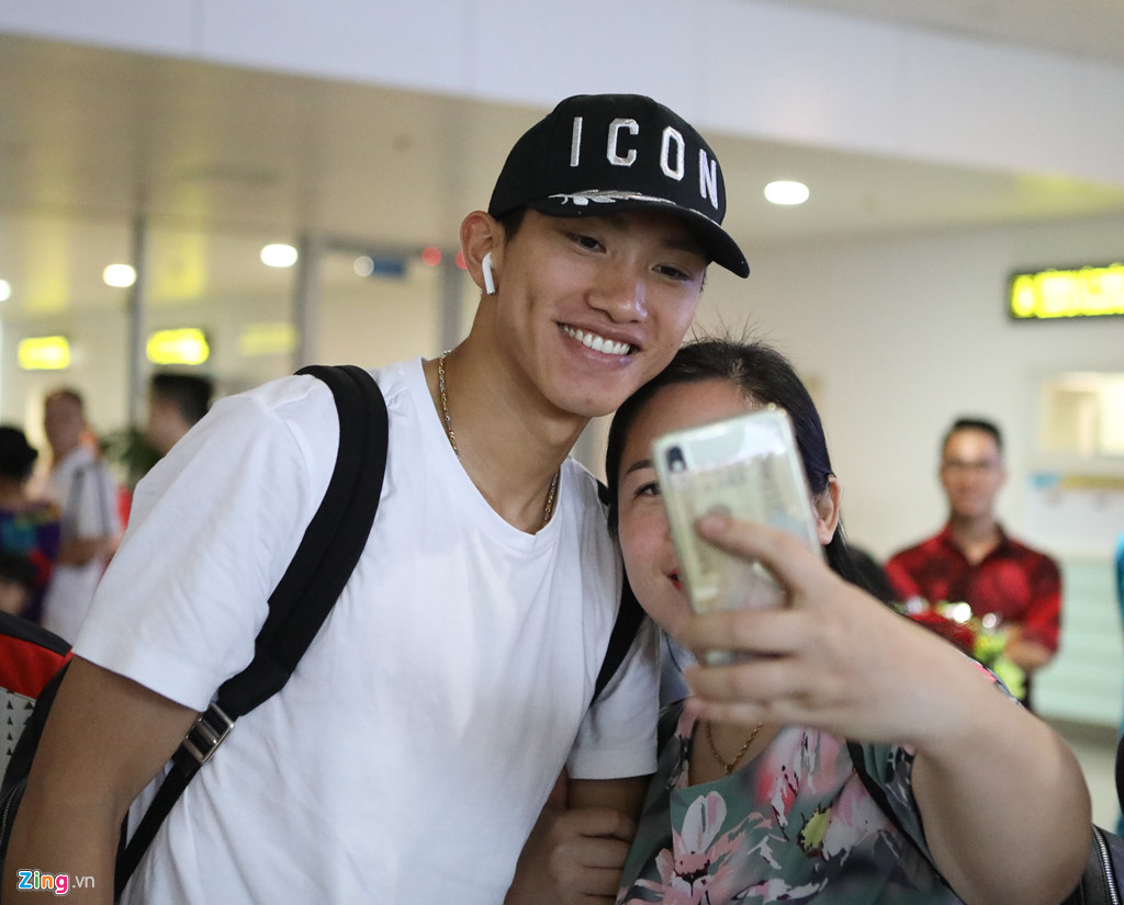 Văn Hậu tươi cười trở về Hà Nội, sẵn sàng đối đầu Malaysia-3