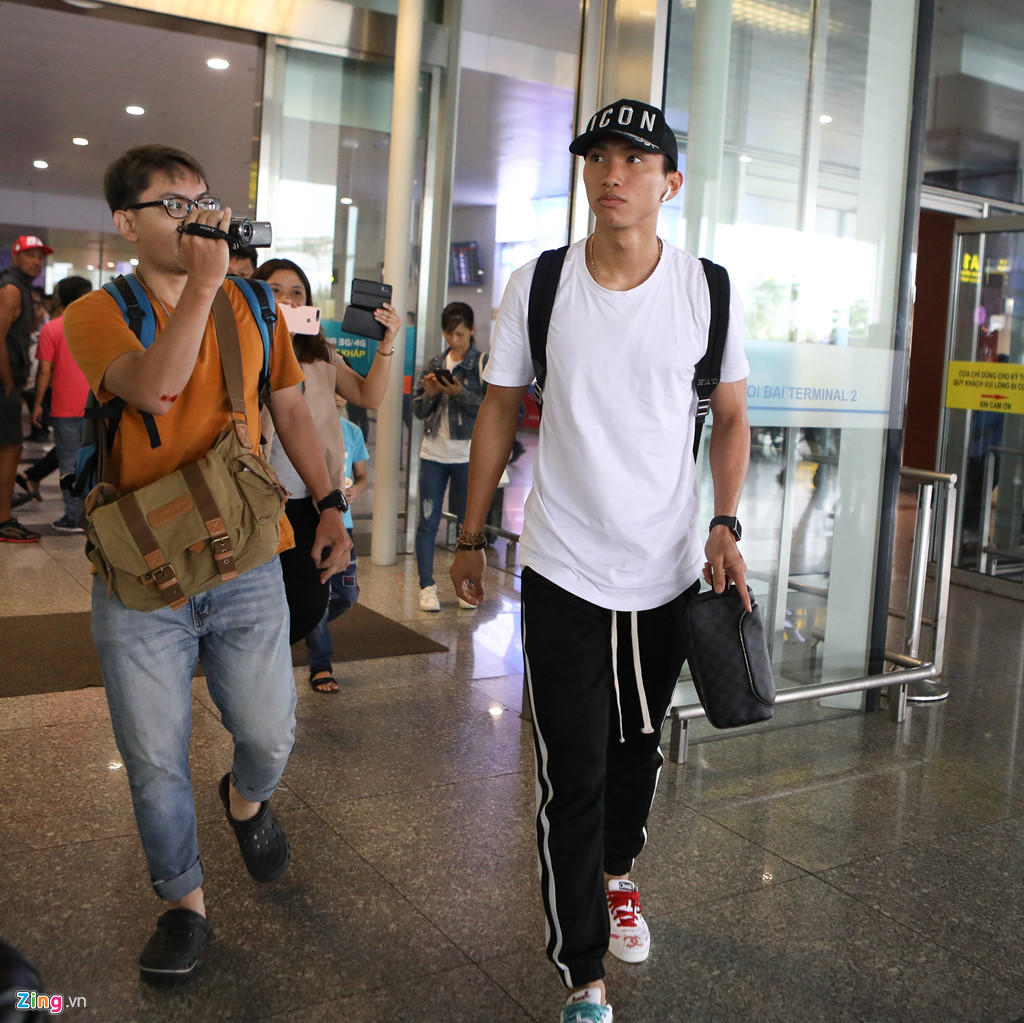 Văn Hậu tươi cười trở về Hà Nội, sẵn sàng đối đầu Malaysia-4