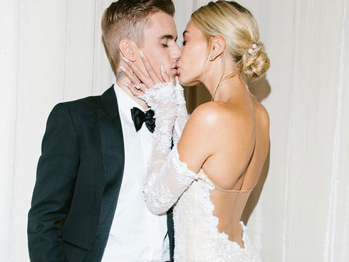 Sắc vóc gợi cảm cùng biểu cảm sắc lạnh nhưng cực cuốn hút của vợ Justin Bieber qua loạt ảnh tạp chí-9