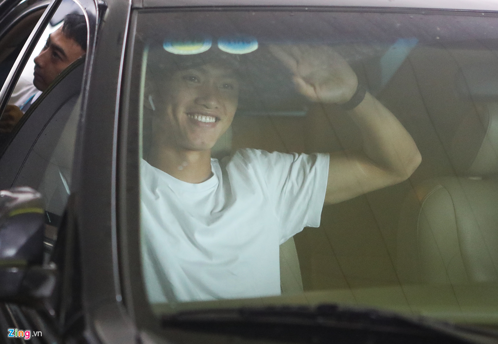 Văn Hậu tươi cười trở về Hà Nội, sẵn sàng đối đầu Malaysia-5