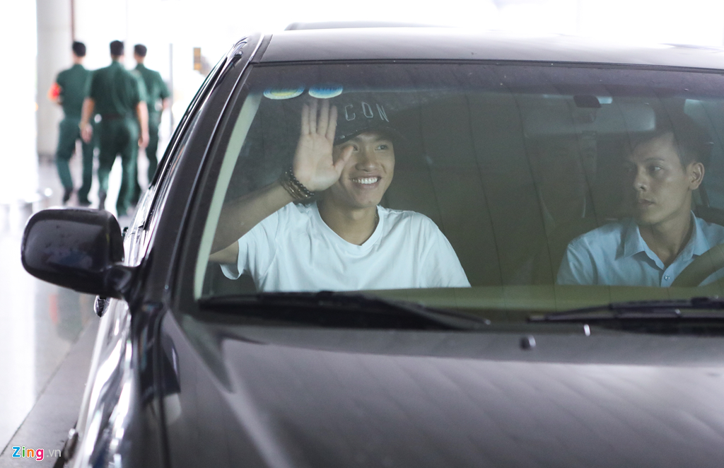 Văn Hậu tươi cười trở về Hà Nội, sẵn sàng đối đầu Malaysia-6