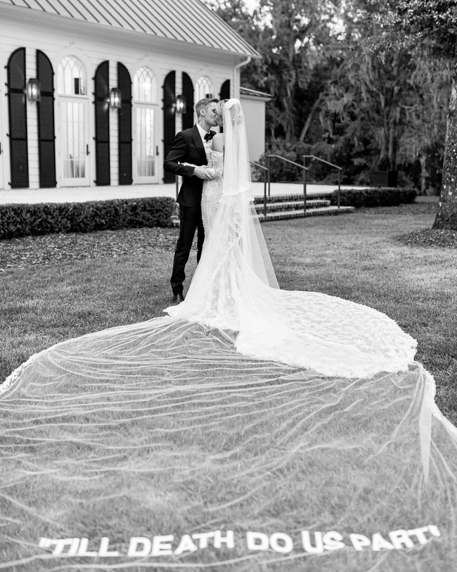 Mãn nhãn trước bộ váy cưới đẹp lộng lẫy cùng nhẫn kim cương siêu khủng của vợ Justin Bieber - Hailey Baldwin-2
