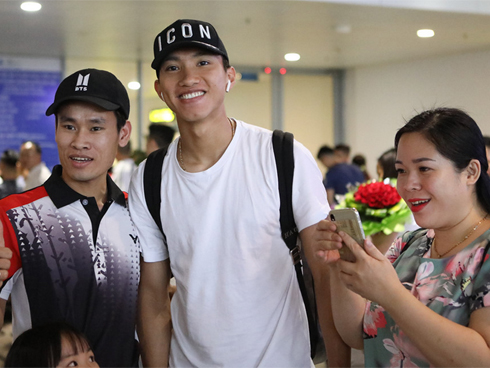 Đoàn Văn Hậu: Tôi mệt mỏi vì bay dài nhưng đã có trải nghiệm thú vị khi trễ chuyến bay-4