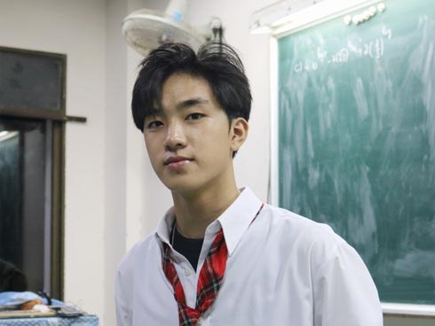 Nam sinh lớp 12 ở Bình Định được hội Ngắm trai đẹp khen hết lời, soi profile càng ngưỡng mộ vì là dân Chuyên Anh