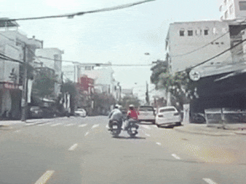 2 tên cướp giật túi xách của người phụ nữ giữa ban ngày trên phố đông người