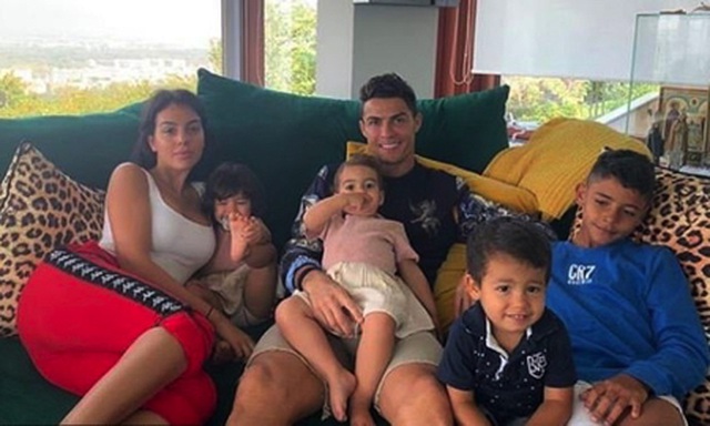 Ngắm hạnh phúc giản dị ngày thường của C.Ronaldo và bạn gái xinh đẹp-4