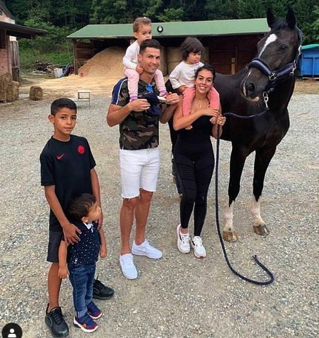 Ngắm hạnh phúc giản dị ngày thường của C.Ronaldo và bạn gái xinh đẹp-5