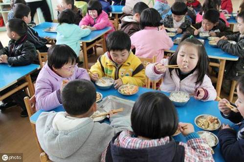 Con 4 tuổi đi mẫu giáo nửa tháng sụt 3kg, mẹ đòi kiện thì bị cô nói cho muối mặt”-2