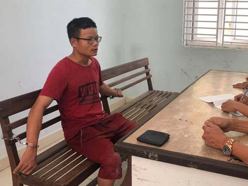 Tên cướp tiệm vàng đánh rơi balo tiền khi tháo chạy-4