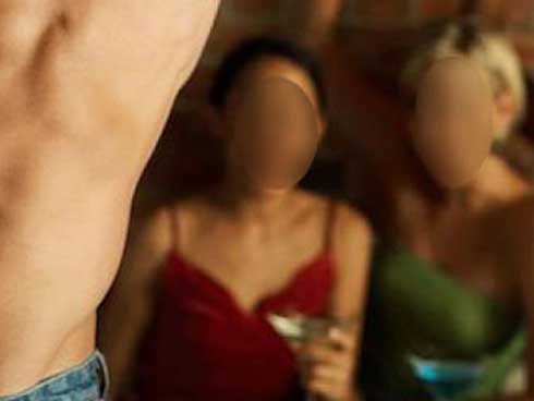 Nghề trai bao ở Trung Quốc: Được tặng siêu xe, tiền mặt hơn tỷ đồng, cuộc sống giàu sang nhưng cũng lắm u tối-7