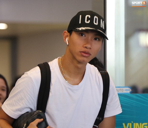 Đoàn Văn Hậu: Tôi mệt mỏi vì bay dài nhưng đã có trải nghiệm thú vị khi trễ chuyến bay-1