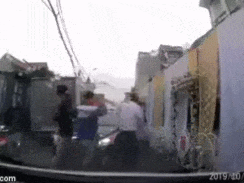 6 thanh niên vác gậy sắt lao vào quán nhậu ở Đà Nẵng đập phá-1