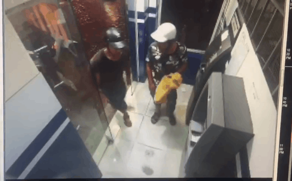 Truy tìm 2 đối tượng lắp camera siêu nhỏ ở cây ATM để đánh cắp thông tin khách hàng-1