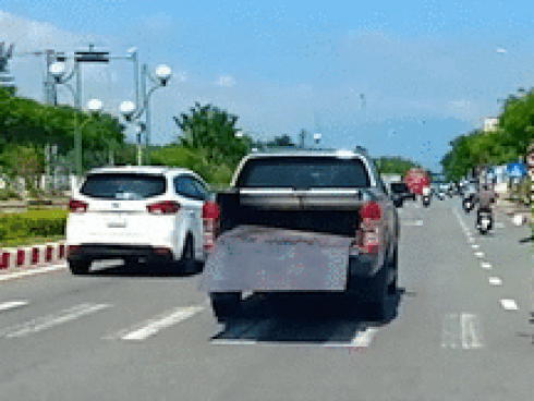 Cả tấm thép lớn rơi từ trên ô tô xuống đường gây nguy hiểm