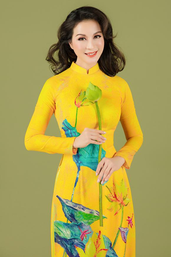 MC Thanh Mai khoe nhan sắc không tuổi với áo dài hoa sen-2