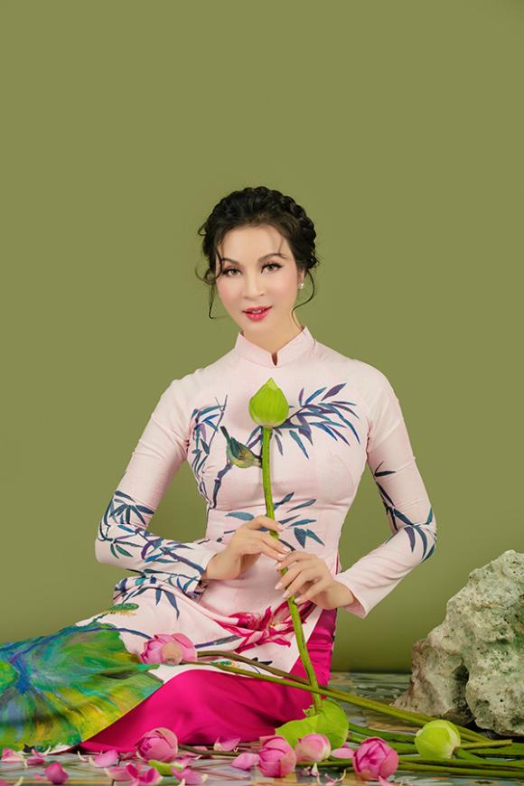 MC Thanh Mai khoe nhan sắc không tuổi với áo dài hoa sen-12