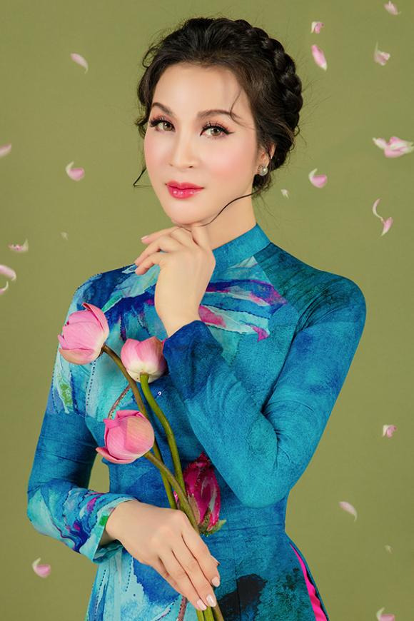 MC Thanh Mai khoe nhan sắc không tuổi với áo dài hoa sen-13