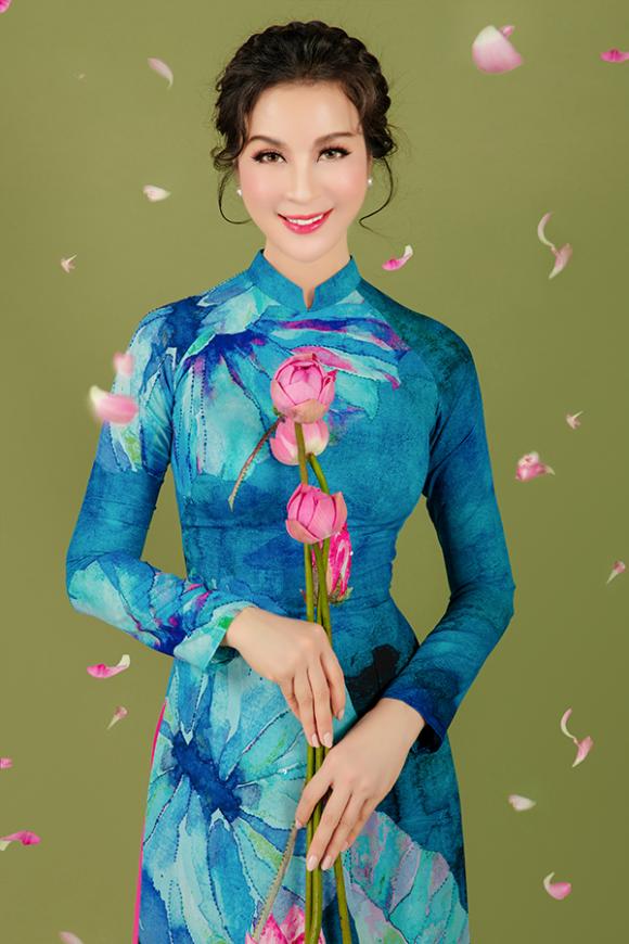 MC Thanh Mai khoe nhan sắc không tuổi với áo dài hoa sen-14