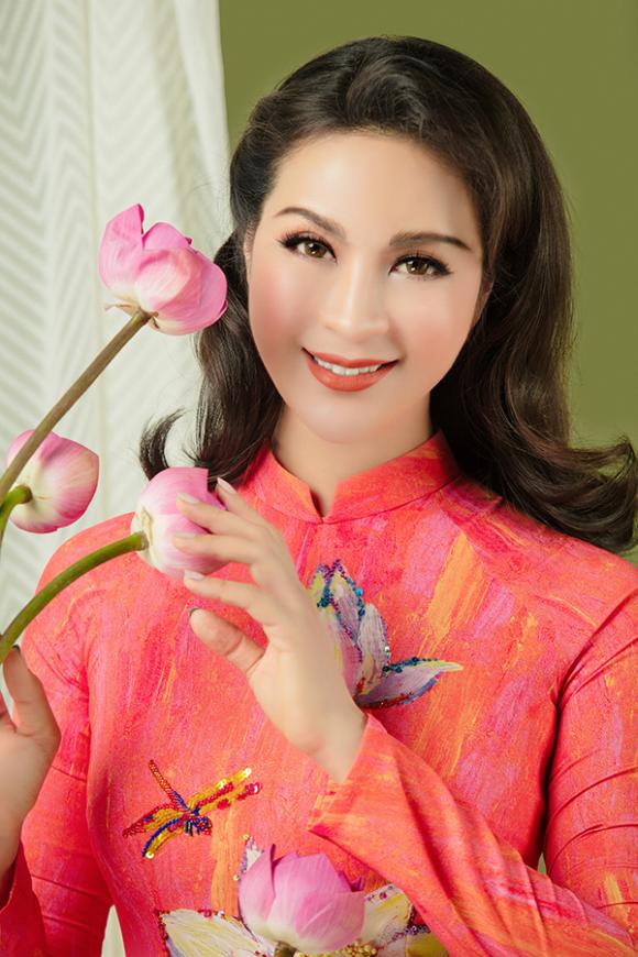 MC Thanh Mai khoe nhan sắc không tuổi với áo dài hoa sen-5