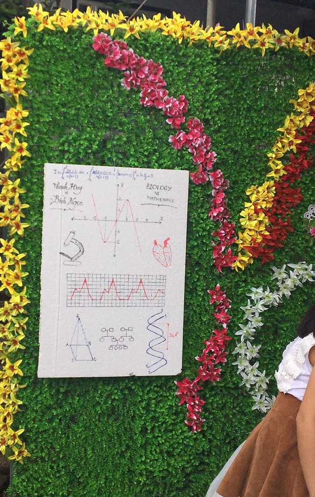 Thầy dạy Sinh và cô dạy Toán đám cưới, học sinh làm thiệp mời cực độc, chỉ ai siêu giỏi mới có thể hiểu được-1