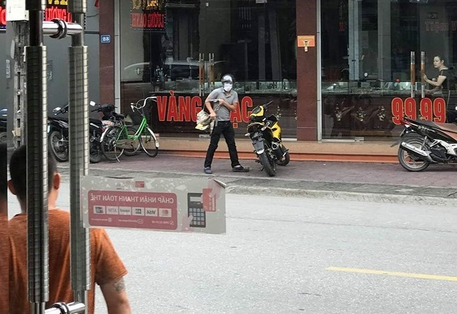 Tên cướp tiệm vàng đánh rơi balo tiền khi tháo chạy-1