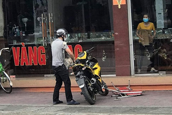 Tên cướp tiệm vàng đánh rơi balo tiền khi tháo chạy-2