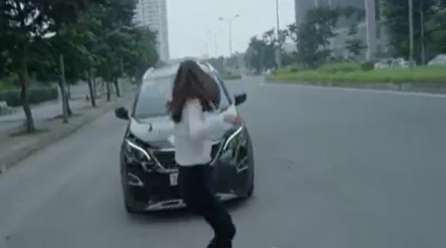 Hoa hồng trên ngực trái: Xót xa cảnh Khuê ôm con rời nhà Thái còn suýt bị ô tô đâm sau ly hôn-4