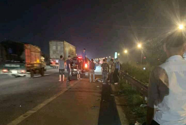 Tài xế ô tô bỏ chạy khi cán trúng 3 công nhân đi bộ qua đường cao tốc, một người đã tử vong-1