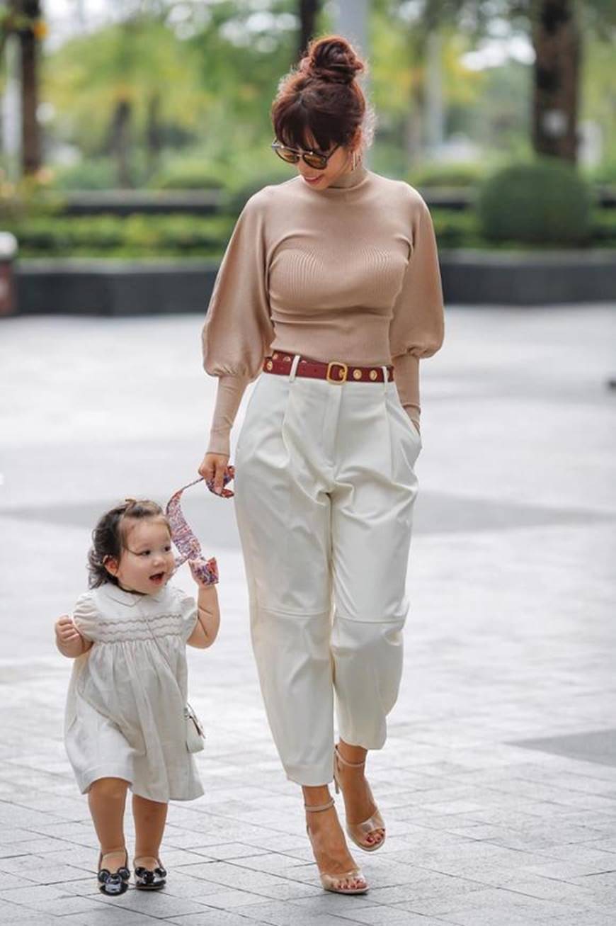 Dạo phố cùng mẹ siêu mẫu, con gái Hà Anh gây thương nhớ với vẻ ngoài đáng yêu-1