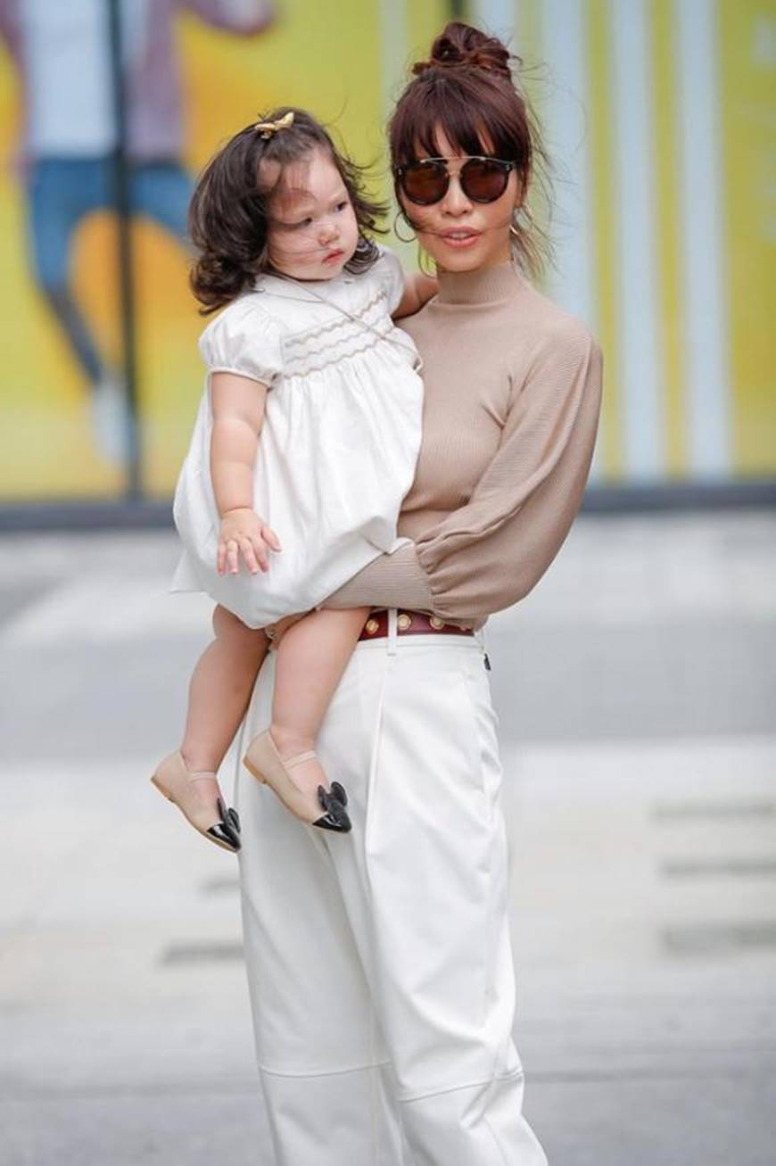 Dạo phố cùng mẹ siêu mẫu, con gái Hà Anh gây thương nhớ với vẻ ngoài đáng yêu-2