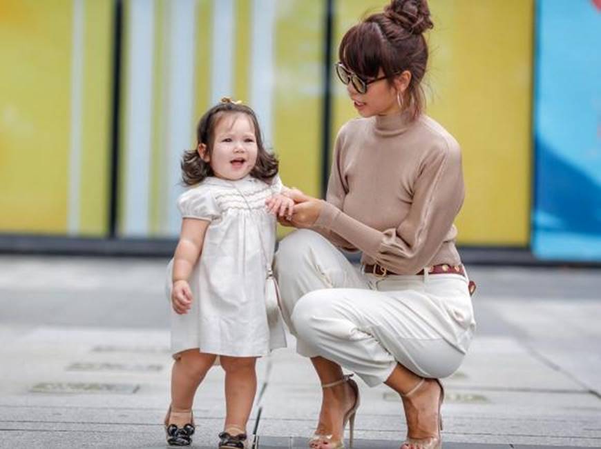 Dạo phố cùng mẹ siêu mẫu, con gái Hà Anh gây thương nhớ với vẻ ngoài đáng yêu-3