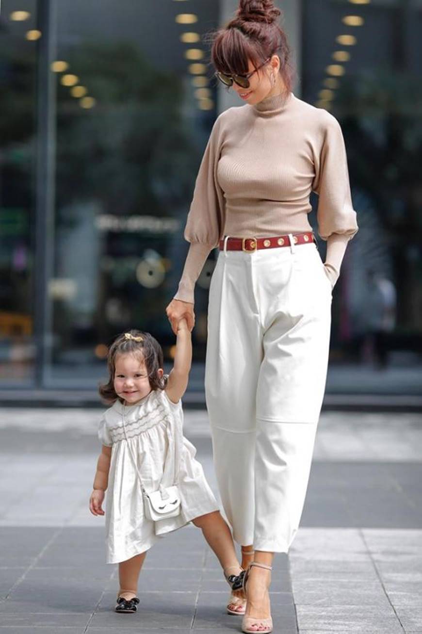 Dạo phố cùng mẹ siêu mẫu, con gái Hà Anh gây thương nhớ với vẻ ngoài đáng yêu-6