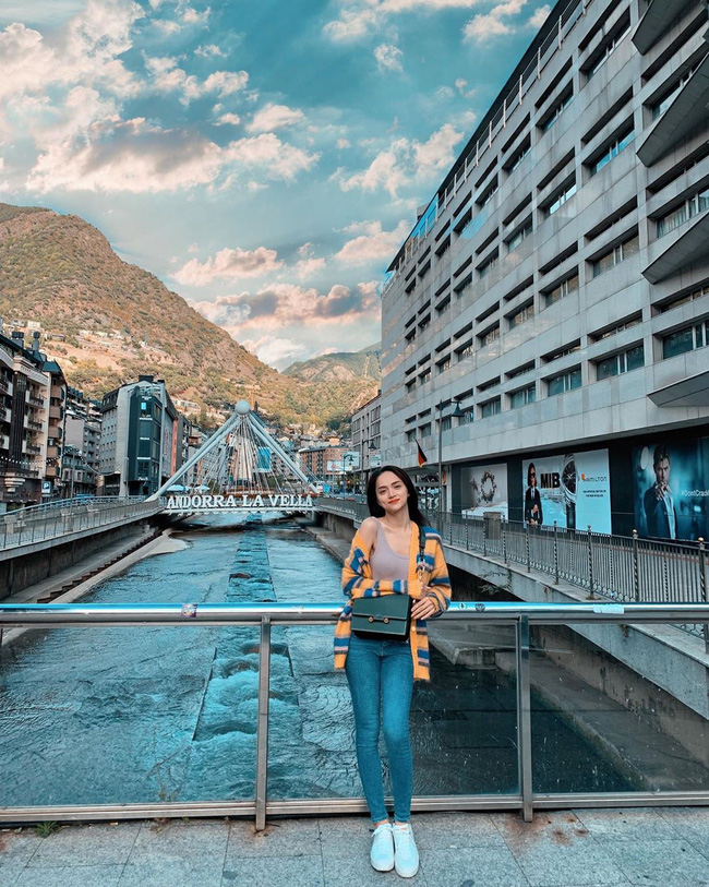 Học ngay 11 set đồ của Hoa hậu Hương Giang cách mix quần jeans từ đơn giản đến cá tính-5