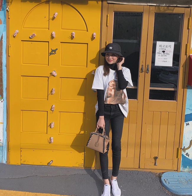 Học ngay 11 set đồ của Hoa hậu Hương Giang cách mix quần jeans từ đơn giản đến cá tính-6