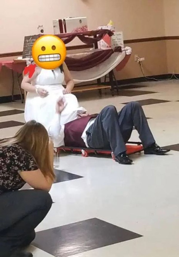 Chú rể ngậm đèn pin rúc xuống váy cô dâu để soi, khách mời choáng nặng-1