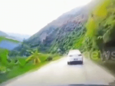 Đang đổ đèo, ôtô bất ngờ bị tảng đá rơi xuống đè bẹp