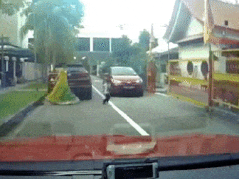 Ô tô sang đường ẩu, ép người đi xe máy đâm sầm vào vệ đường-1