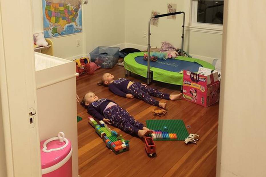 Quá mệt với hai đứa con tăng động quậy phá suốt ngày, người mẹ làm cách này khiến lũ trẻ nằm im, ai cũng nể phục-1