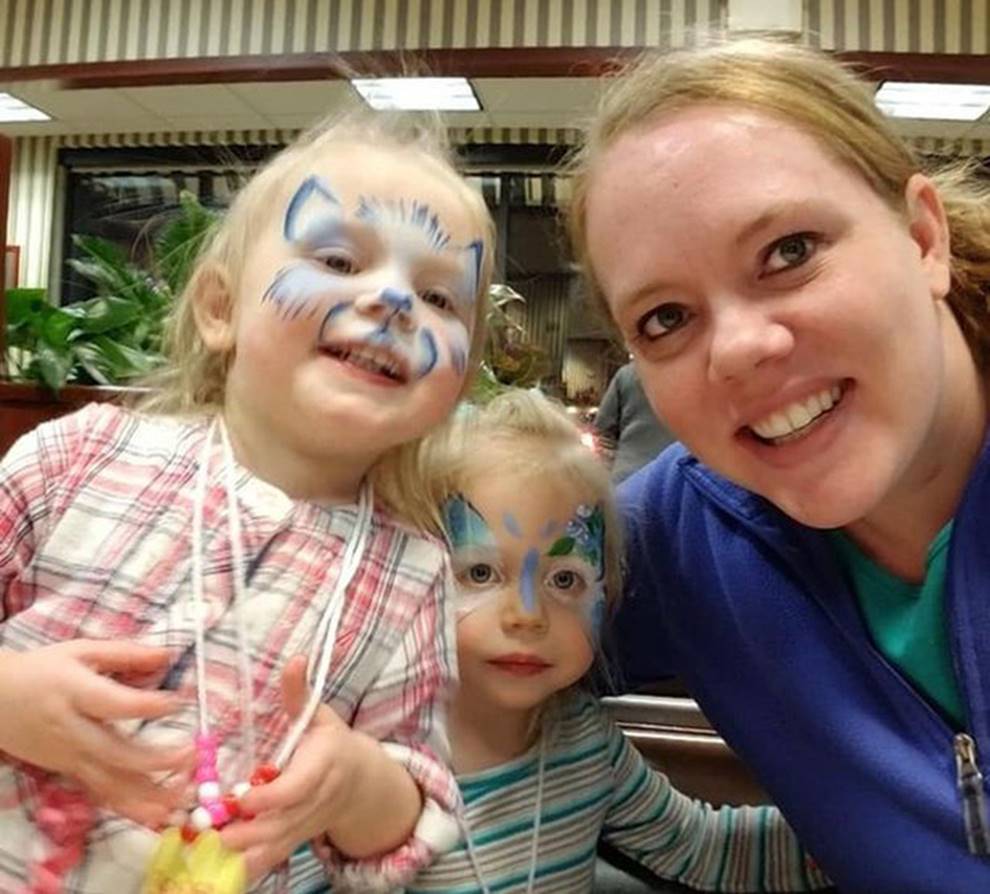 Quá mệt với hai đứa con tăng động quậy phá suốt ngày, người mẹ làm cách này khiến lũ trẻ nằm im, ai cũng nể phục-2