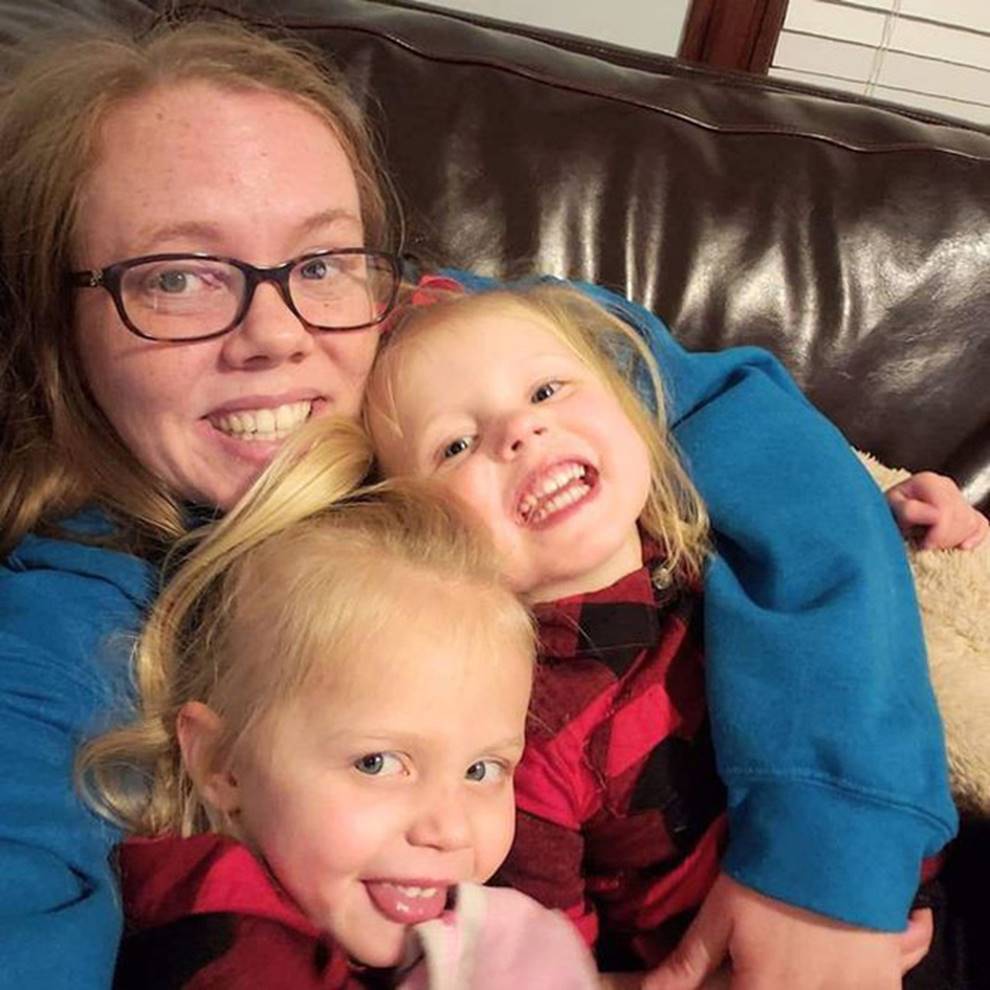 Quá mệt với hai đứa con tăng động quậy phá suốt ngày, người mẹ làm cách này khiến lũ trẻ nằm im, ai cũng nể phục-3