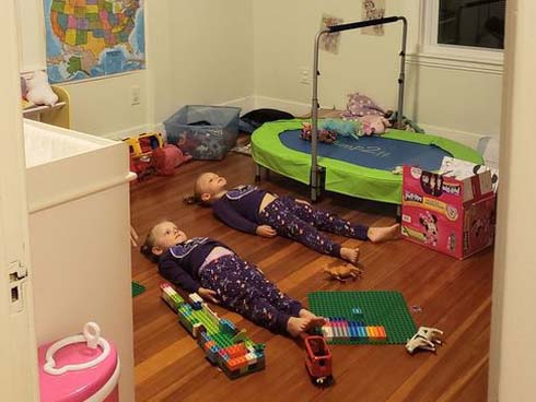 Cô bé gây phẫn nộ khi thẳng tay vứt hộp bút chì đắt tiền mẹ tặng vào thùng rác, điều bất ngờ hơn là phản ứng của người mẹ-2