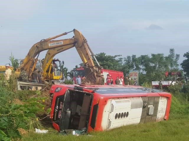 Xe khách lật xuống ruộng trong đêm, 1 người chết, 4 người bị thương-1