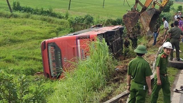 Xe khách lật xuống ruộng trong đêm, 1 người chết, 4 người bị thương-3