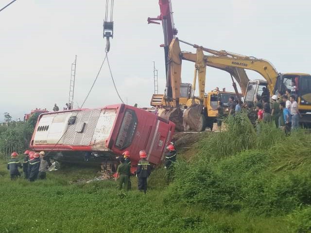 Xe khách lật xuống ruộng trong đêm, 1 người chết, 4 người bị thương-2