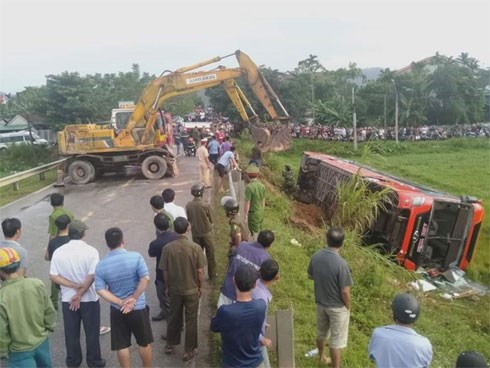 Xe khách lật xuống ruộng trong đêm, 1 người chết, 4 người bị thương