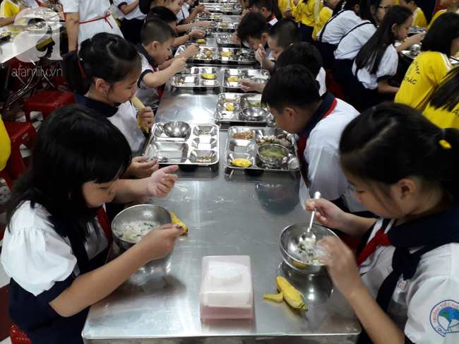Hàng chục phụ huynh hoảng hốt đưa con đi cấp cứu vì nôn ói sau bữa ăn tại trường-1