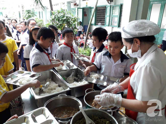 Hàng chục phụ huynh hoảng hốt đưa con đi cấp cứu vì nôn ói sau bữa ăn tại trường-2